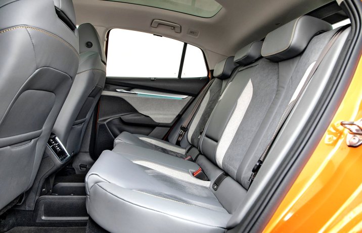 Skoda Enyaq Coupe – wnętrze, kanapa