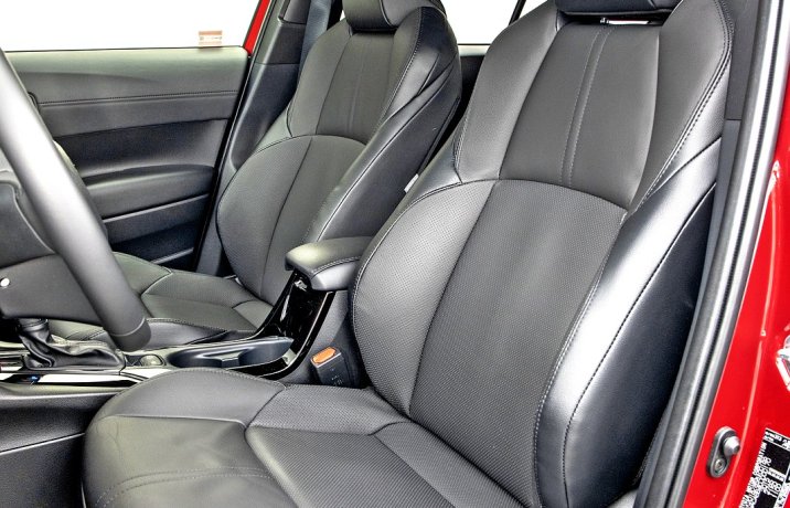 Toyota Corolla Cross 2.0 Hybrid AWD-i e-CVT – fotele przód