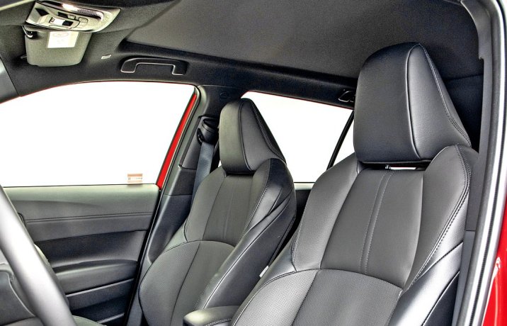 Toyota Corolla Cross 2.0 Hybrid AWD-i e-CVT – fotele, siedzenia