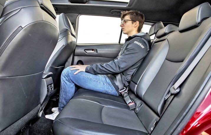 Toyota Corolla Cross 2.0 Hybrid AWD-i e-CVT – kanapa