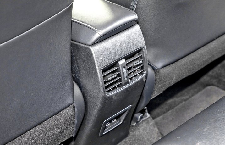 Toyota Corolla Cross 2.0 Hybrid AWD-i e-CVT – nawiewy tył