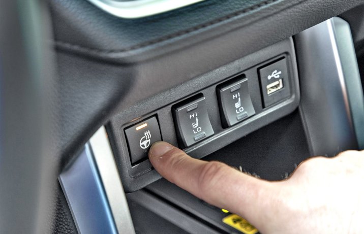 Toyota Corolla Cross 2.0 Hybrid AWD-i e-CVT – podgrzewanie foteli