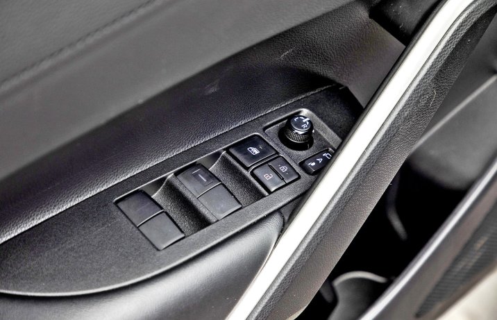 Toyota Corolla Cross 2.0 Hybrid AWD-i e-CVT – przyciski sterowania szybami