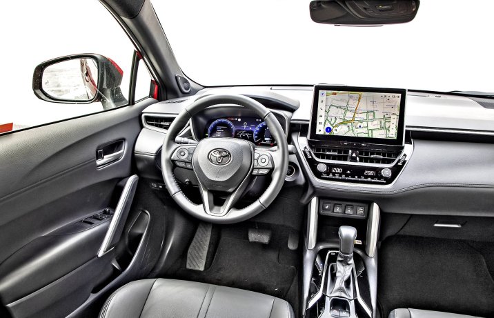 Toyota Corolla Cross 2.0 Hybrid AWD-i e-CVT – kokpit