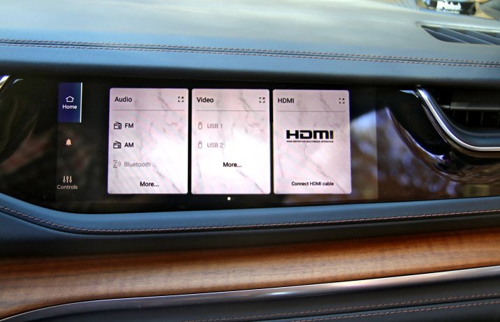 Jeep Grand Cherokee 4xe – wnętrze, wyświetlacz przed pasażerem