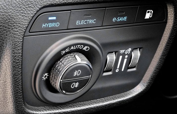 Jeep Grand Cherokee 4xe – wnętrze, włącznik świateł, tryby napędu