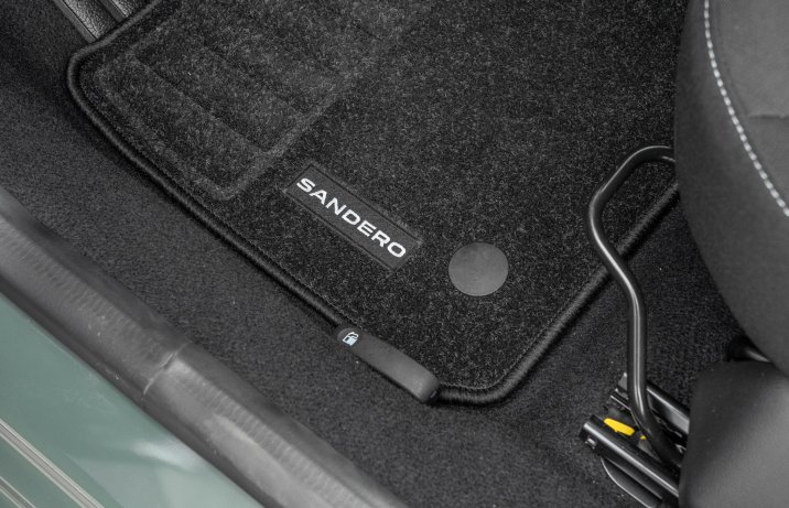 Dacia Sandero - otwieranie wlewu paliwa