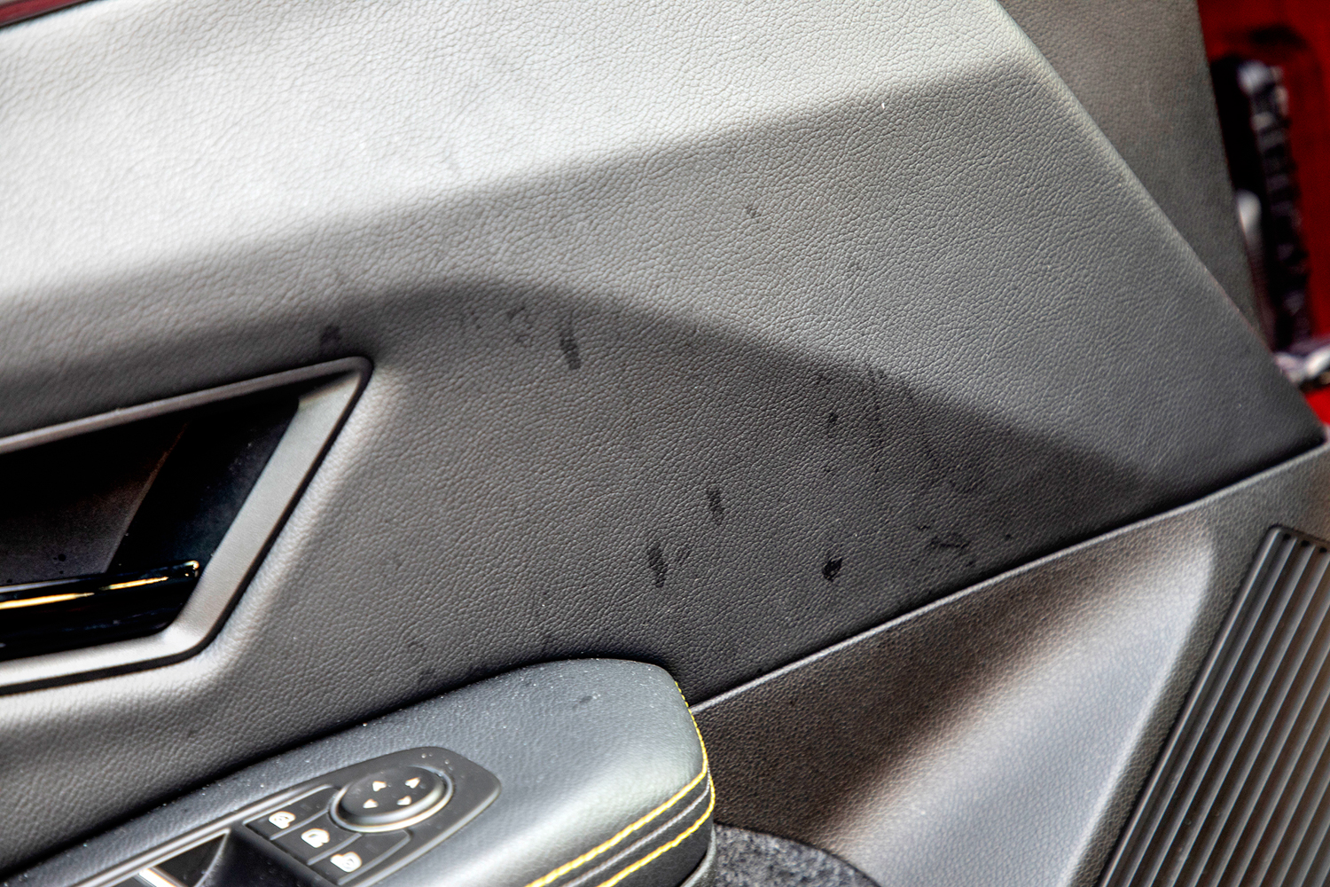 profesjonalne mycie aut_boczki drzwiowe