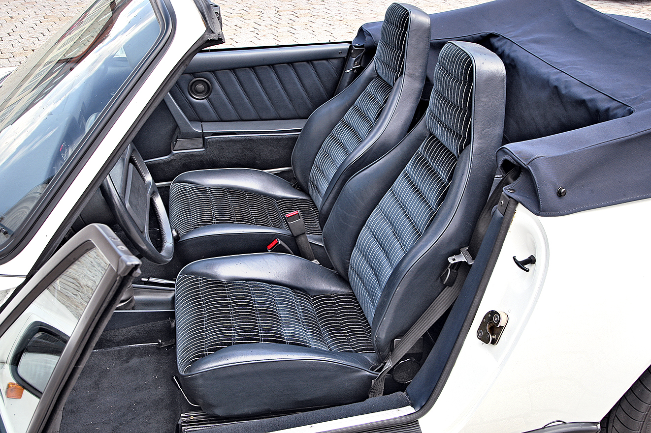 Porsche_911SC_Cabrio_fotele