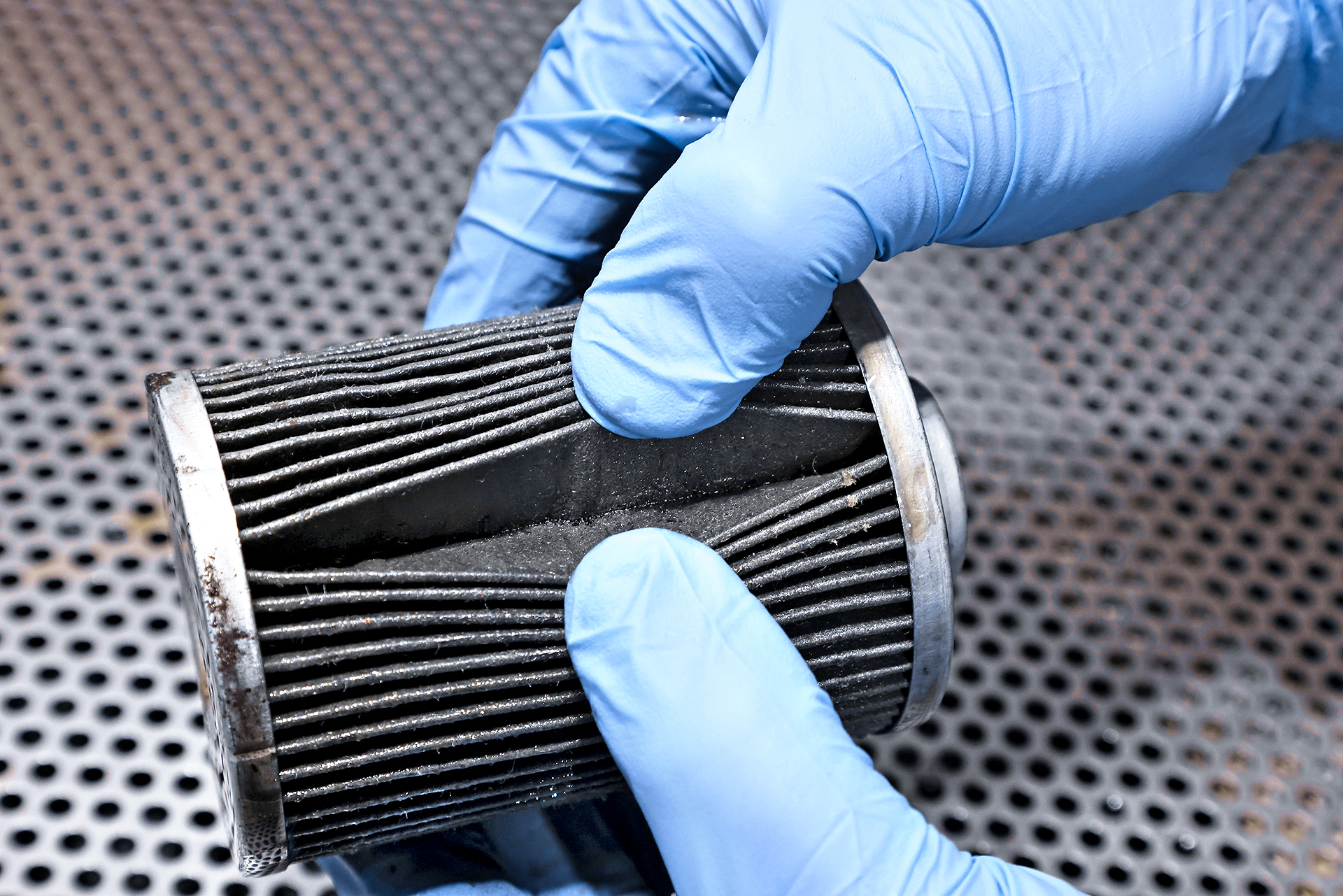 sprawdzanie silnika_wklad filtra oleju