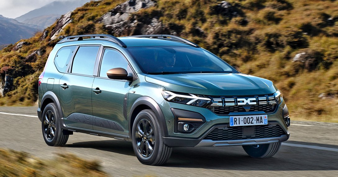 Dacia Jogger Hybrid – przód i bok w ruchu