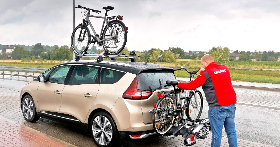 Auto z bagażnikami rowerowymi