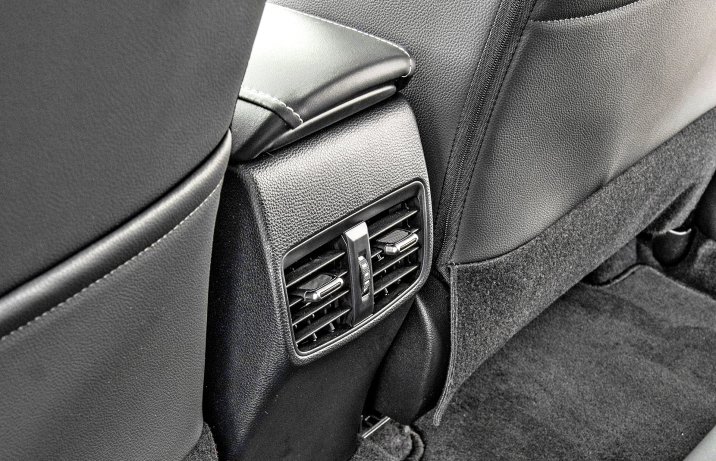 Toyota Corolla TS 2.0 Hybrid GR Sport – nawiewy z tyłu