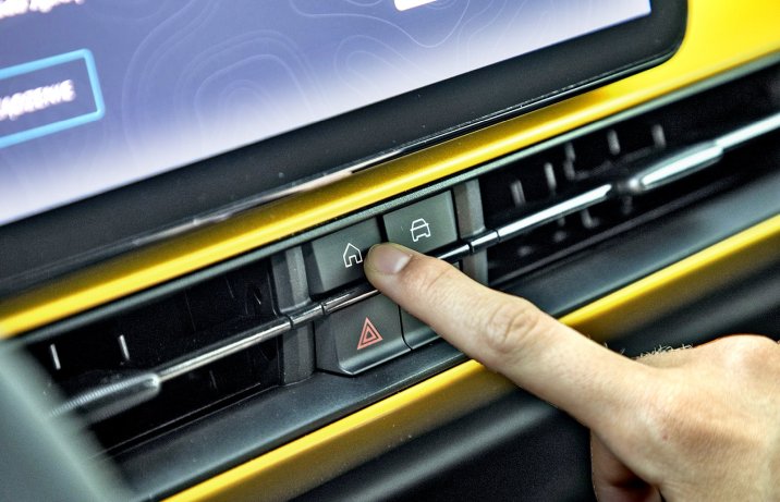 Jeep Avenger BEV (2023) – przycisk ekranu domowego