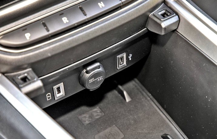 Jeep Avenger BEV (2023) – gniazda USB