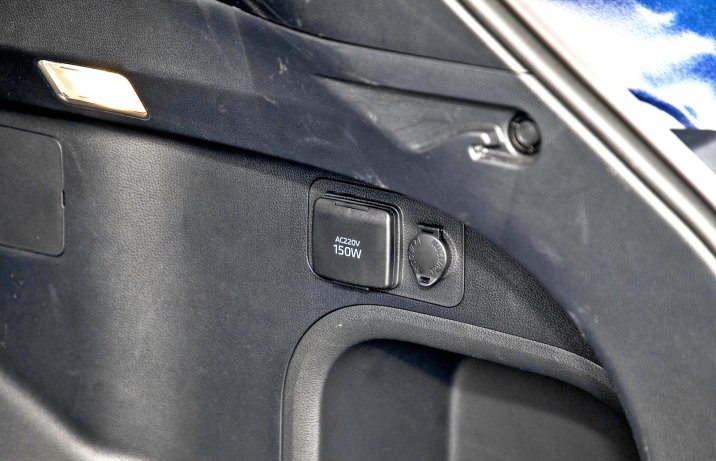 Toyota RAV4 Plug-in Hybrid AWD-i – hak w bagażniku