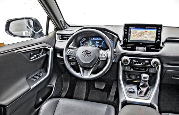 Toyota RAV4 Plug-in Hybrid AWD-i – kokpit