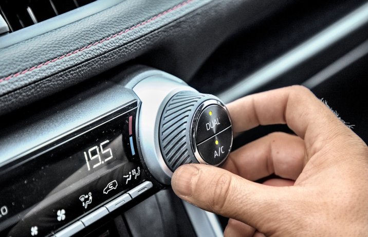 Toyota RAV4 Plug-in Hybrid AWD-i – pokrętło