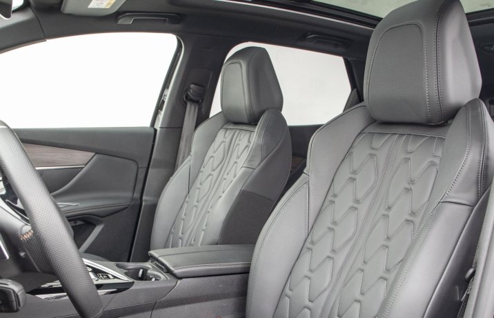 Peugeot 3008 HYbrid4 300 (2023) – fotele