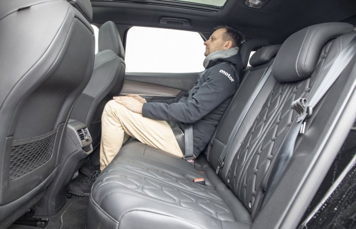 Peugeot 3008 HYbrid4 300 (2023) – kanapa