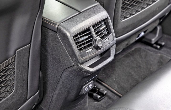 Peugeot 3008 HYbrid4 300 (2023) – nawiewy