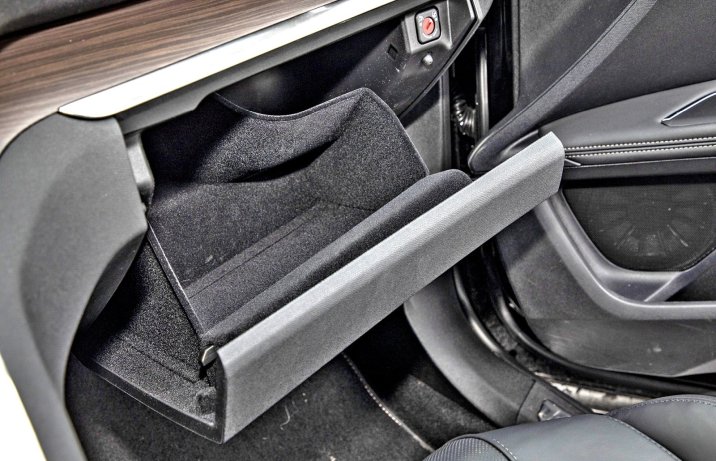 Peugeot 3008 HYbrid4 300 (2023) – schowek