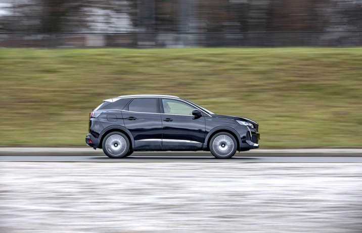 Peugeot 3008 HYbrid4 300 (2023) – test