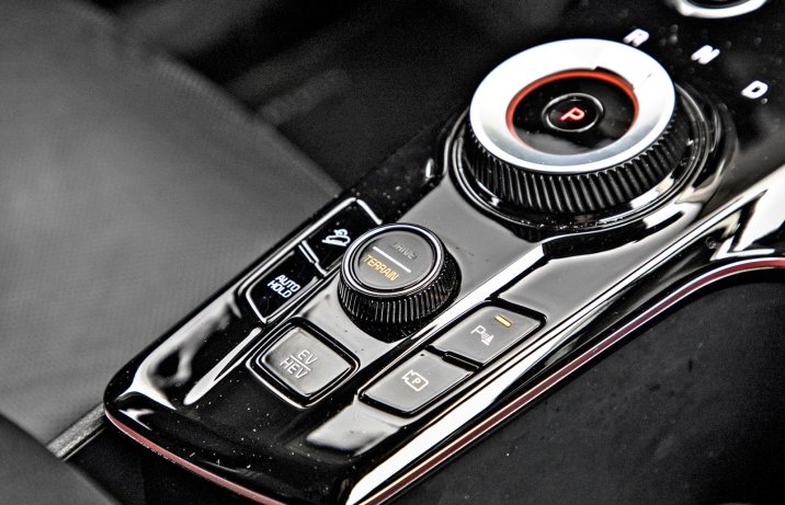 Kia Sportage 1.6 T-GDI Plug-in Hybrid (PHEV) – pokrętło automatu