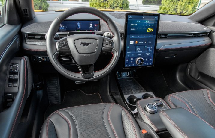 Ford Mustang Mach-E - kokpit