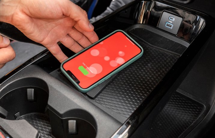 Ford Mustang Mach-E - ładowarka indukcyjna