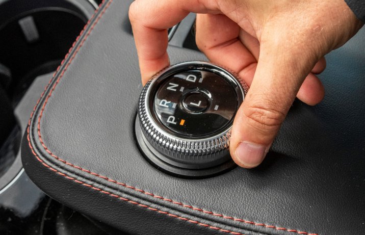 Ford Mustang Mach-E - pokrętło automatu