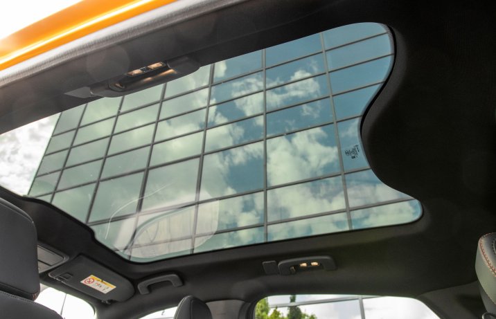 Ford Mustang Mach-E - okno dachowe