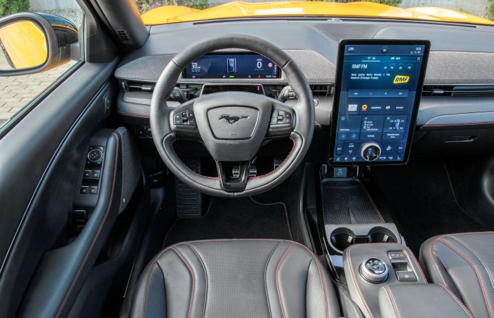 Ford Mustang Mach-E - kokpit