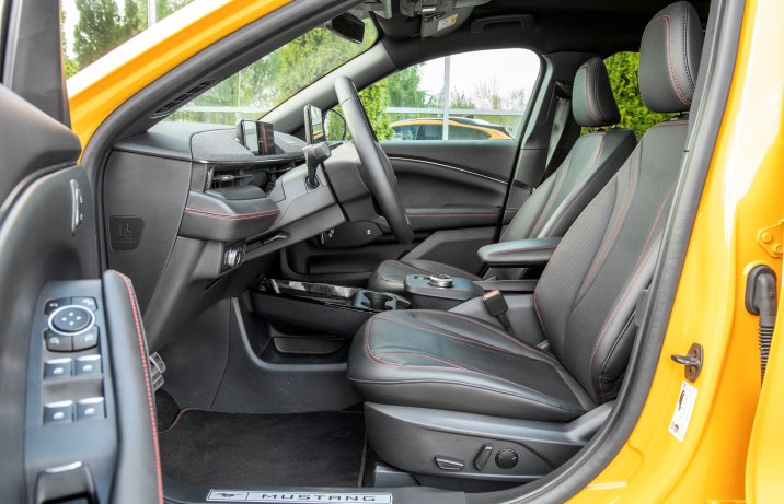 Ford Mustang Mach-E - fotele