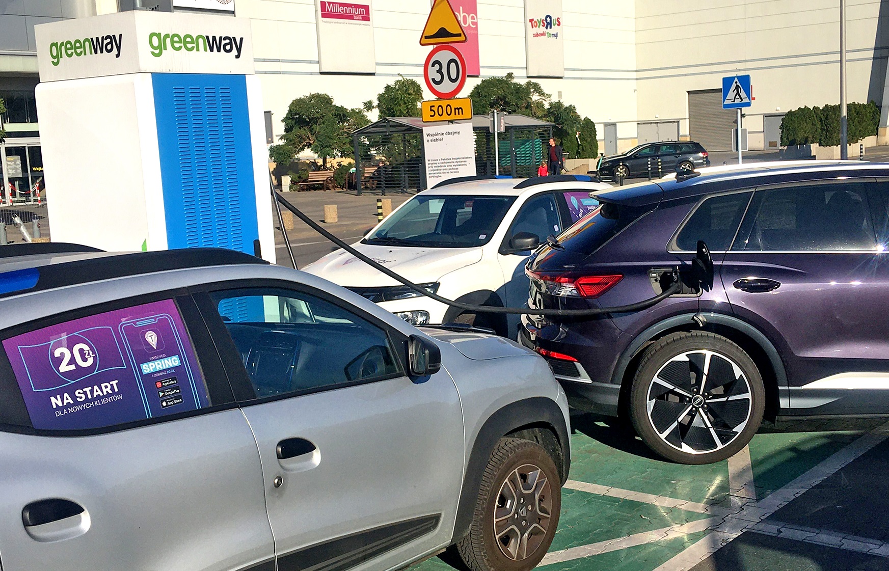 auta z roznie polozonymi gniazdami ladowania na stacji ladowania