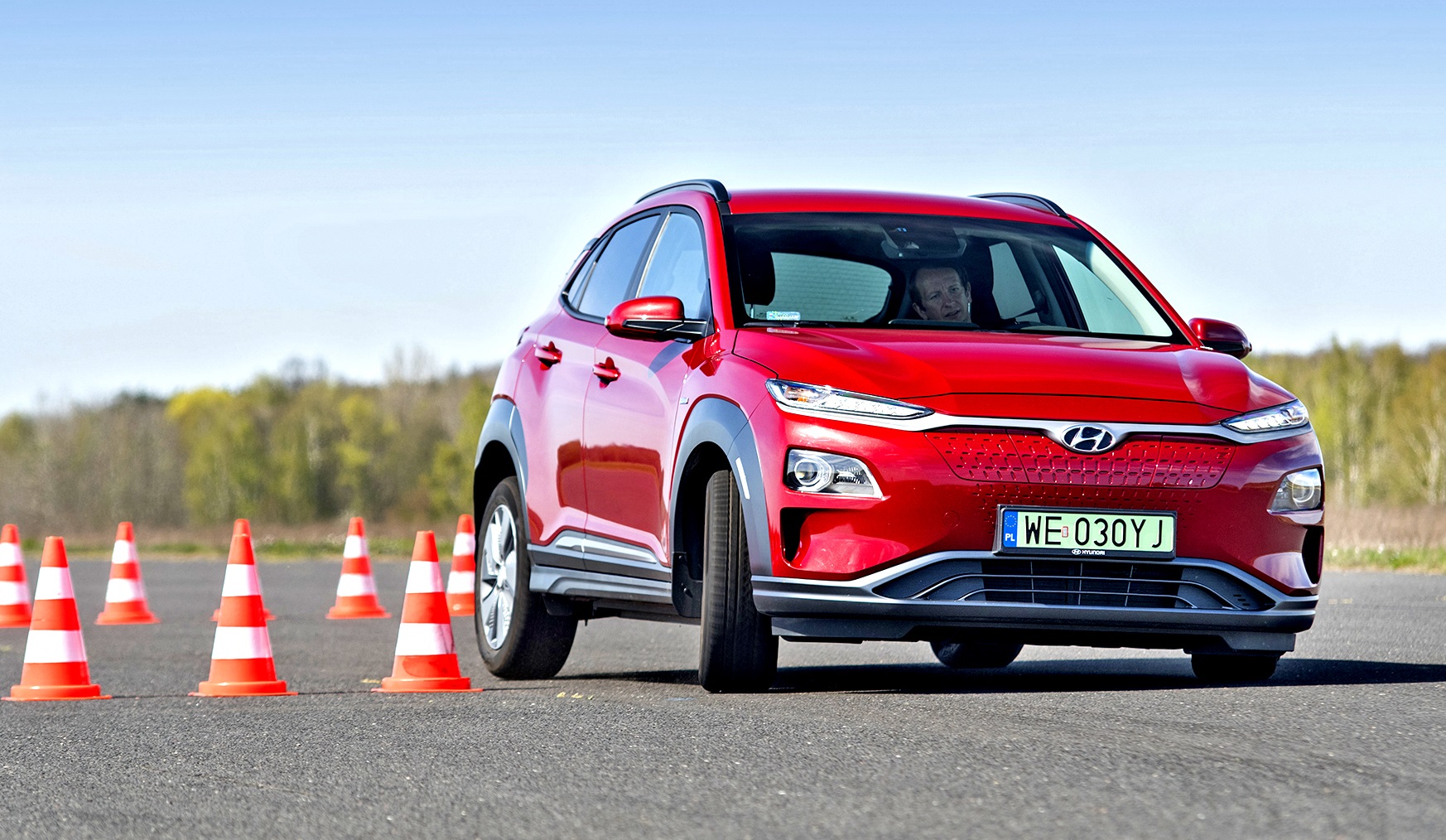 auto elektryczne w zakrecie na torze