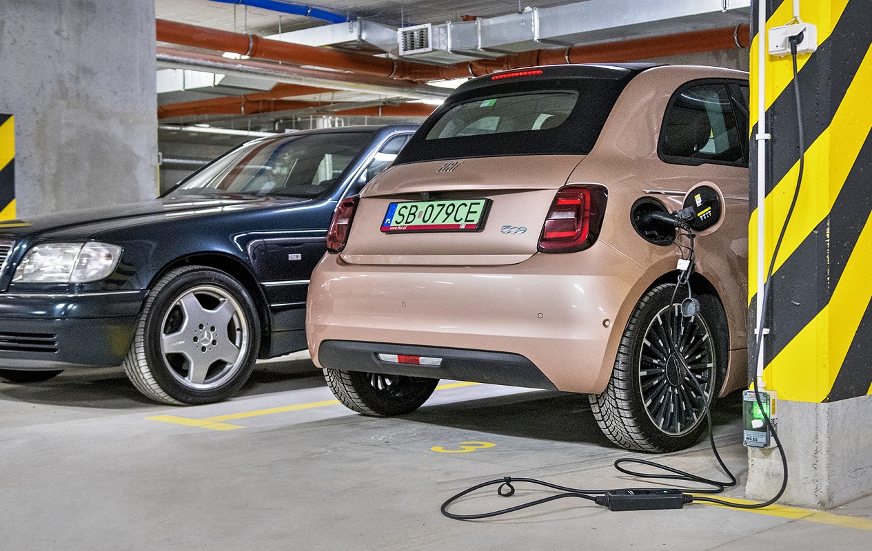 ladowanie auta elektrycznego w garazu