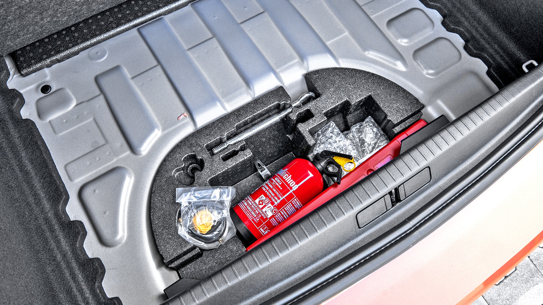 wneka pod bagaznikiem auta elektrycznego