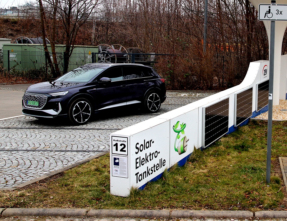 stacja ladowania aut elektrycznych zasilana panelami slonecznymi