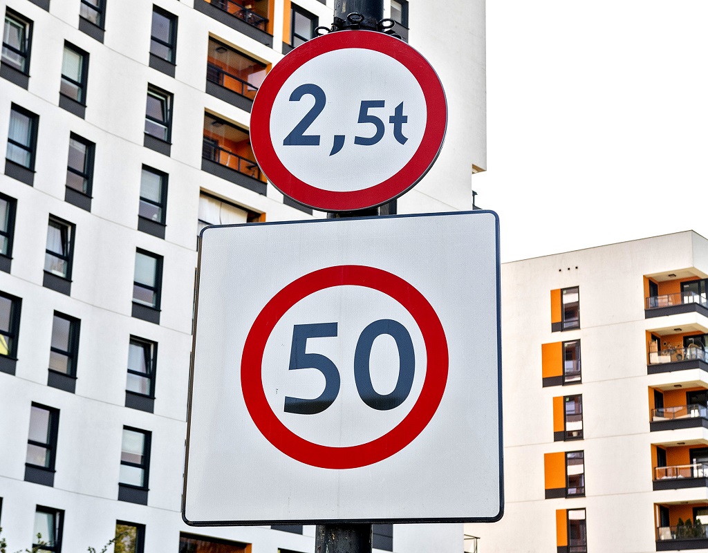 znaki zakazu wjazdu aut powyzej 2 coma 5 tony i 50 kmh