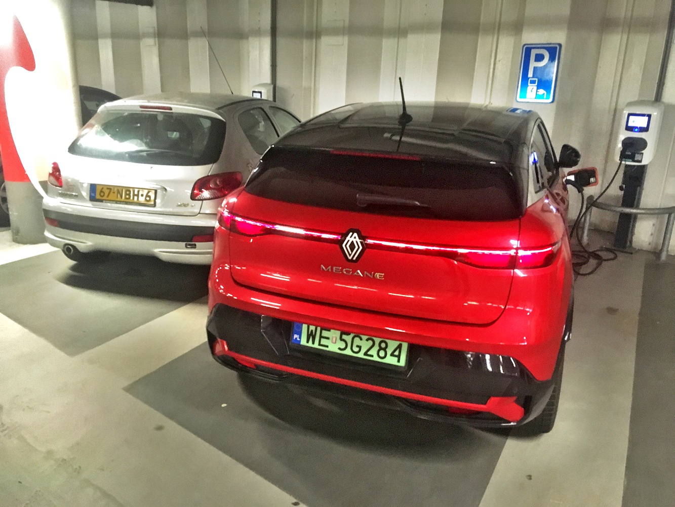 zajete miejsce postojowe zarezerwowane dla auta elektrycznego