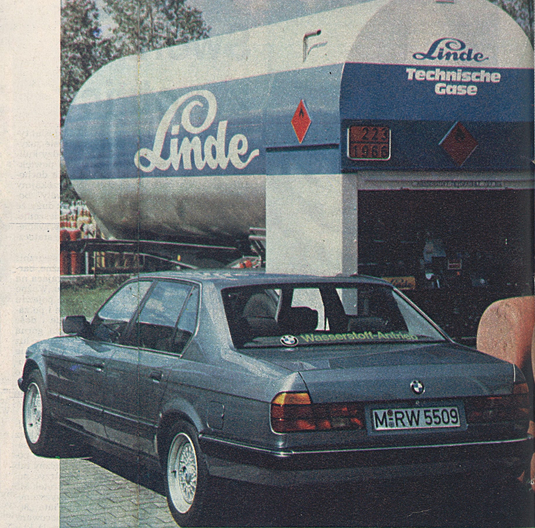 BMW serii 7 na wodór na stacji z wodorem