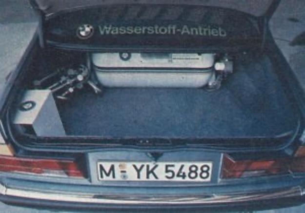 BMW serii 7 na wodór bagażnik