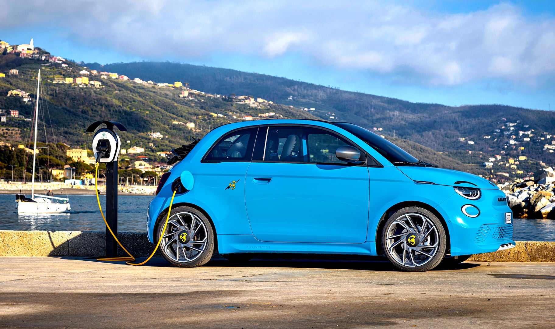 Abarth 500e bok podczas ładowania