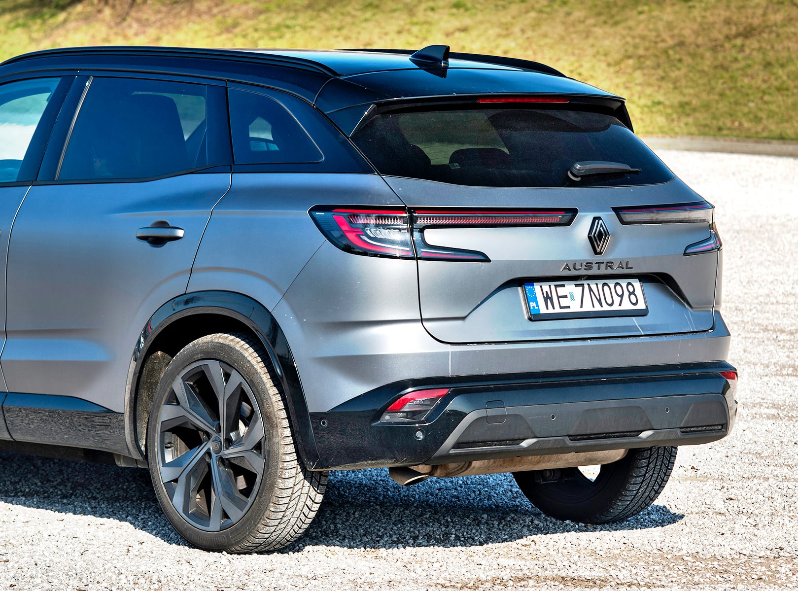 Renault-Austral-mild-hybrid-160-tyl-czarny-dach
