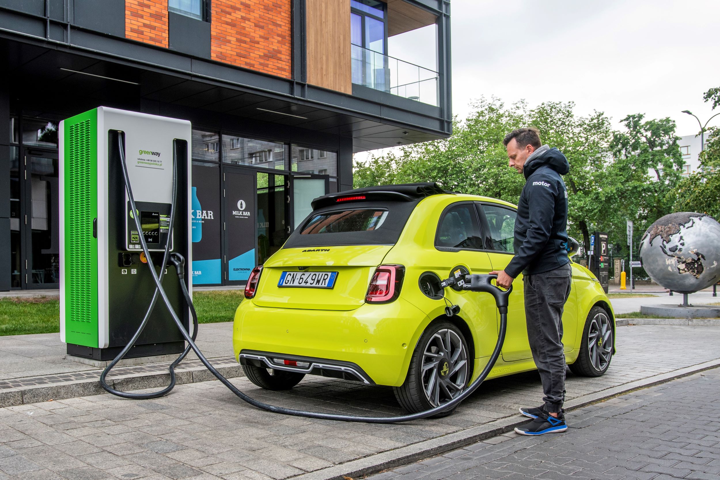 Abarth 500e - ladowanie