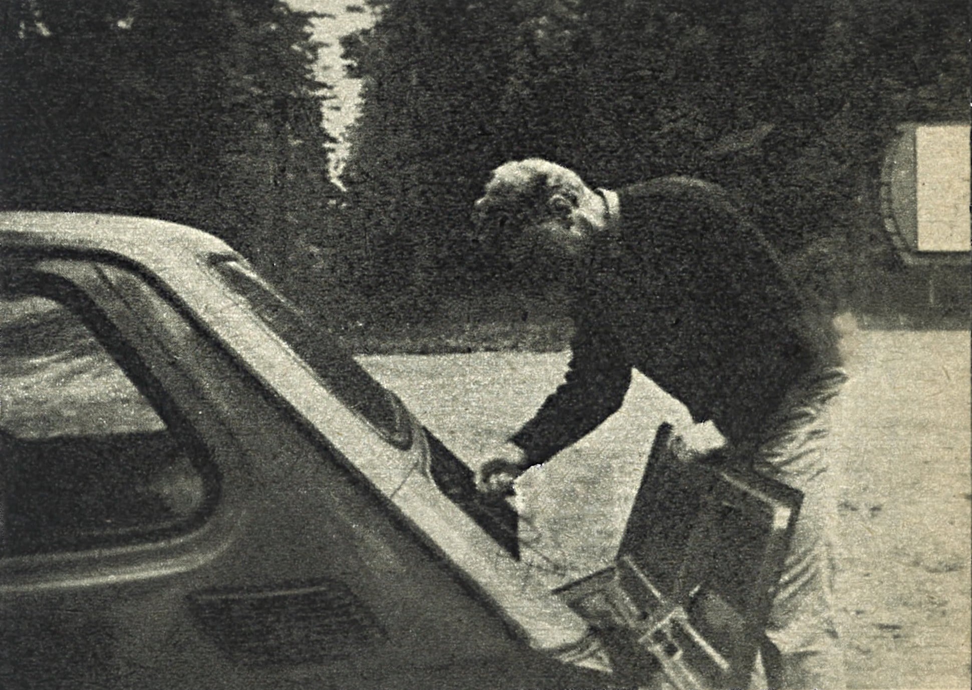 fiat 126p mężczyna przy otwartej klapie bagażnika