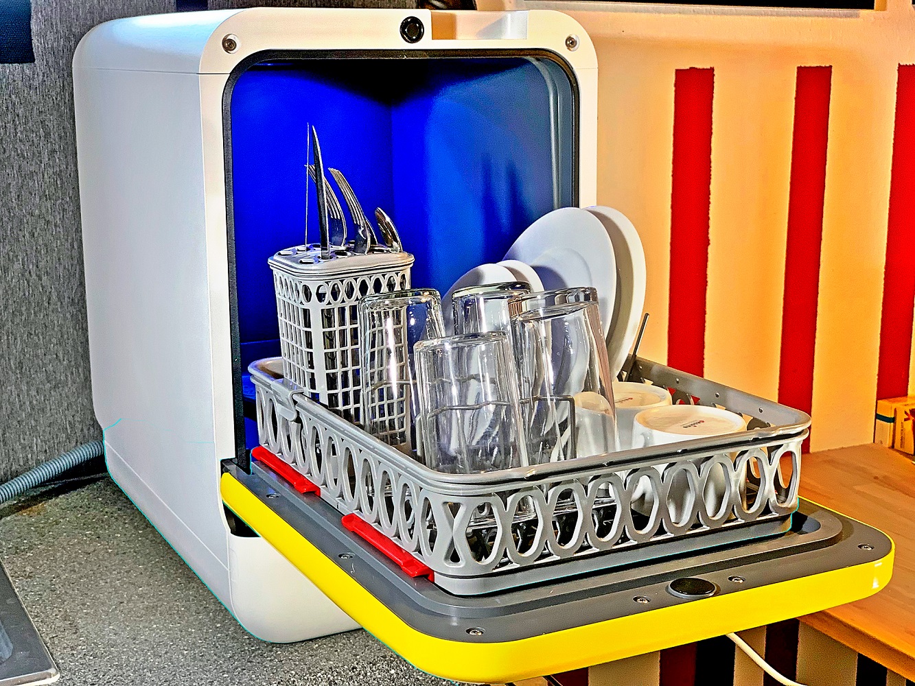 praca w kamperze_zmywarka