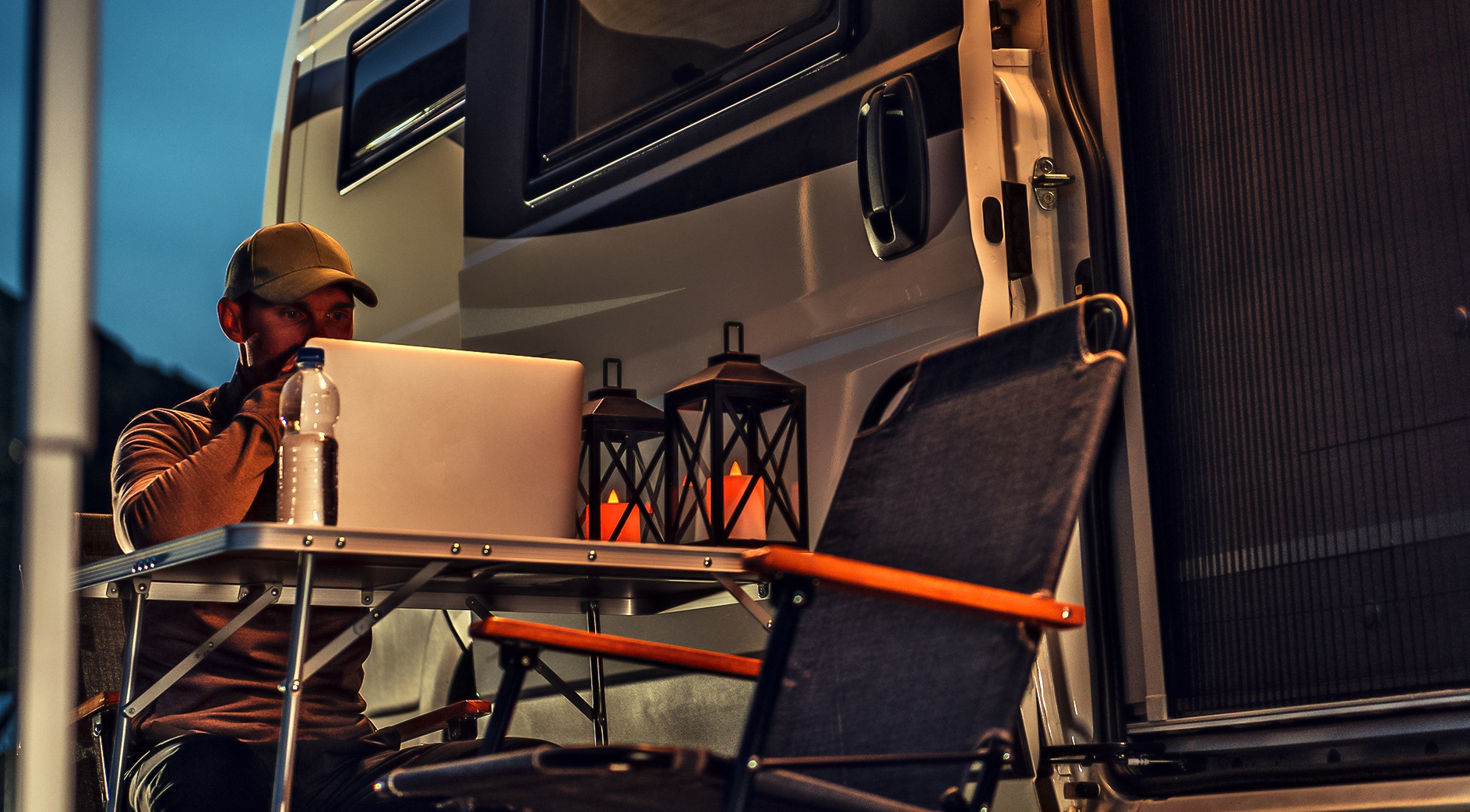 praca w kamperze_praca przy laptopie