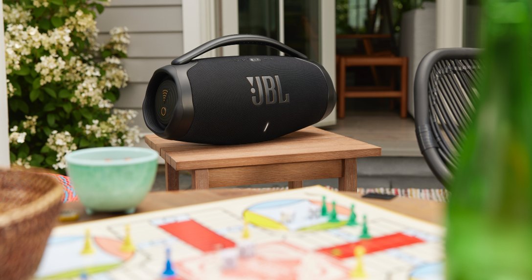 Przenośny głośnik JBL Boombox 3 Wi-Fi  – na tarasie, na stole